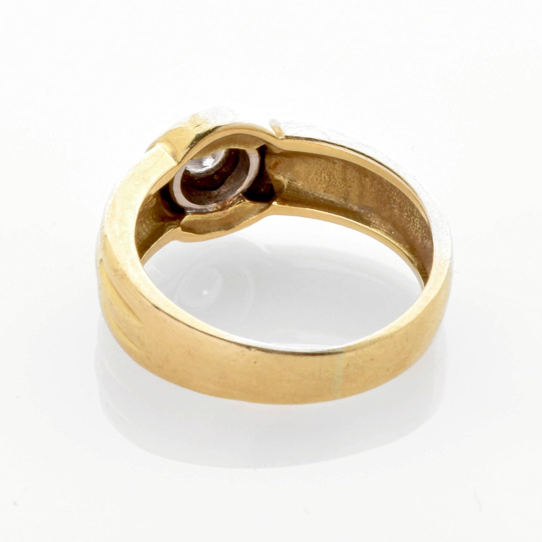 Goldener Vintage-Ring mit Hohlraum für Edelsteinfassung auf weißem Untergrund