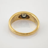 Goldener Vintage-Ring mit kleinem klaren Stein und Gebrauchsspuren
