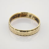 Goldener Vintage-Ring mit Muschelmuster und Gebrauchsspuren, Ringgröße 7.