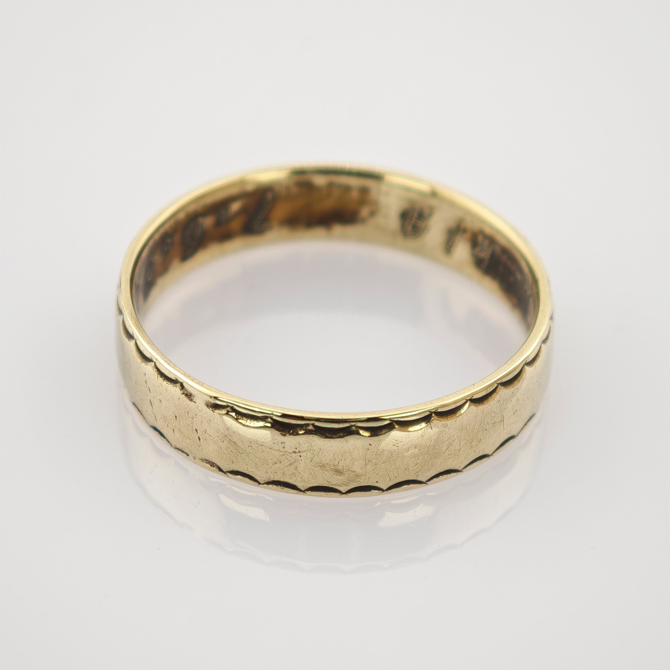 Goldener Vintage-Ring mit Muschelmuster und Gebrauchsspuren, Ringgröße 7.