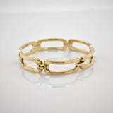 Goldenes Armband mit rechteckigen Gliedern auf weißer Fläche