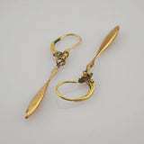 Elegante goldfarbene Ohrringe mit tropfenförmigen Anhängern und Hebelverschluss