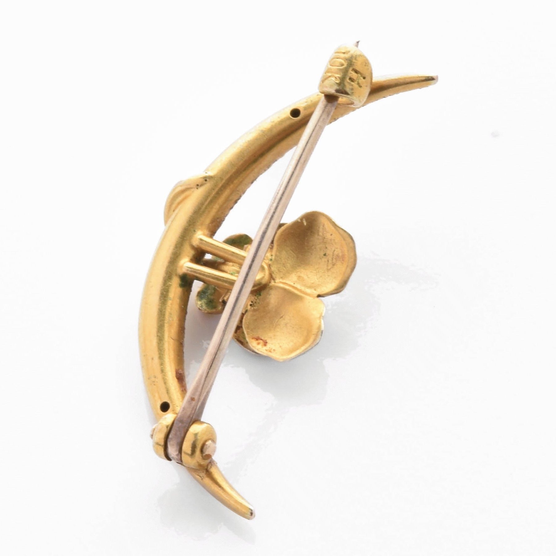 Goldfarbene Vintage-Brosche mit floralem Design und Sicherheitsnadelverschluss auf weißem Hintergrund