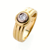 Goldring mit rundem Diamanten in erhöhter Fassung und dreifachem Rillen-Design, innen 750 gestempelt.
