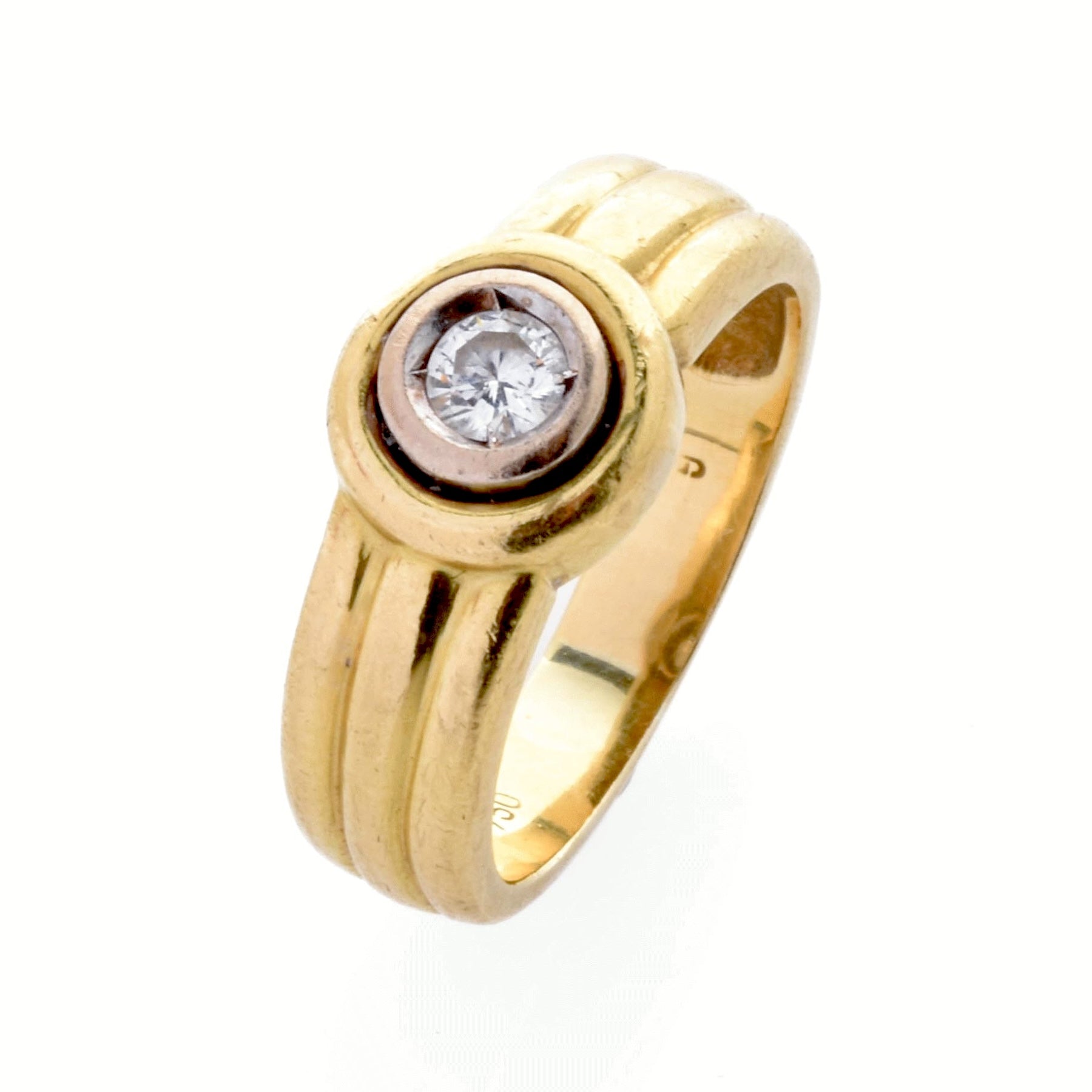 Goldring mit rundem Diamanten in erhöhter Fassung und dreifachem Rillen-Design, innen 750 gestempelt.