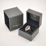 Goldring mit ovalem lila Edelstein in schwarzer Ringbox mit YOURVINTAGE.store Logo.