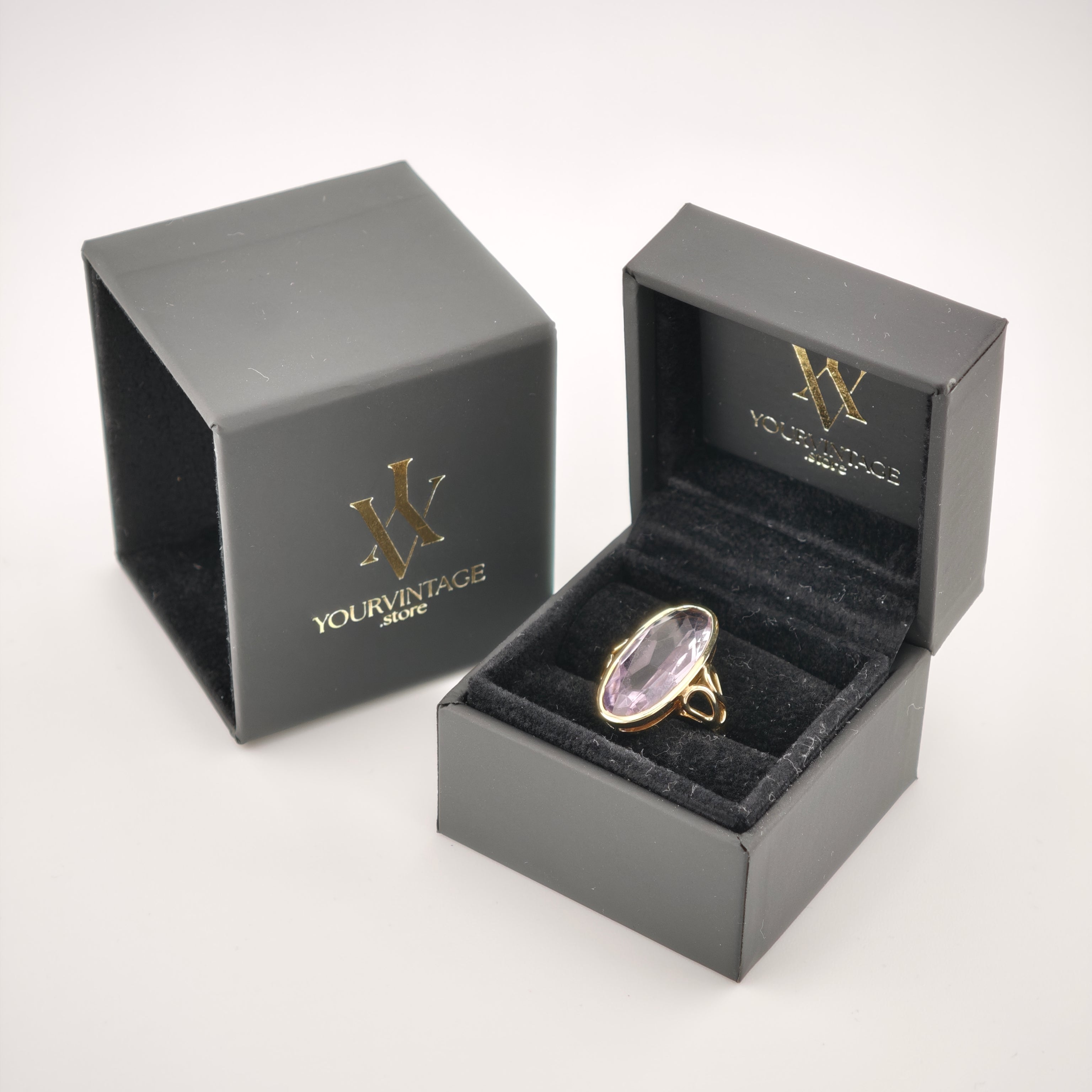 Goldring mit ovalem lila Edelstein in schwarzer Ringbox mit YOURVINTAGE.store Logo.