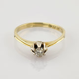 Feiner goldener Ring mit schmalem Band, zentralem Edelstein in silberner Krappenfassung, Gravur 585 PT 45 innen.