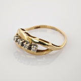 Eleganter Goldring mit verflochtenem Design und sechs kleinen Diamanten in einer Reihe auf hellem Goldring mit verschlungenem Design und sechs kleinen Diamanten in Fassette