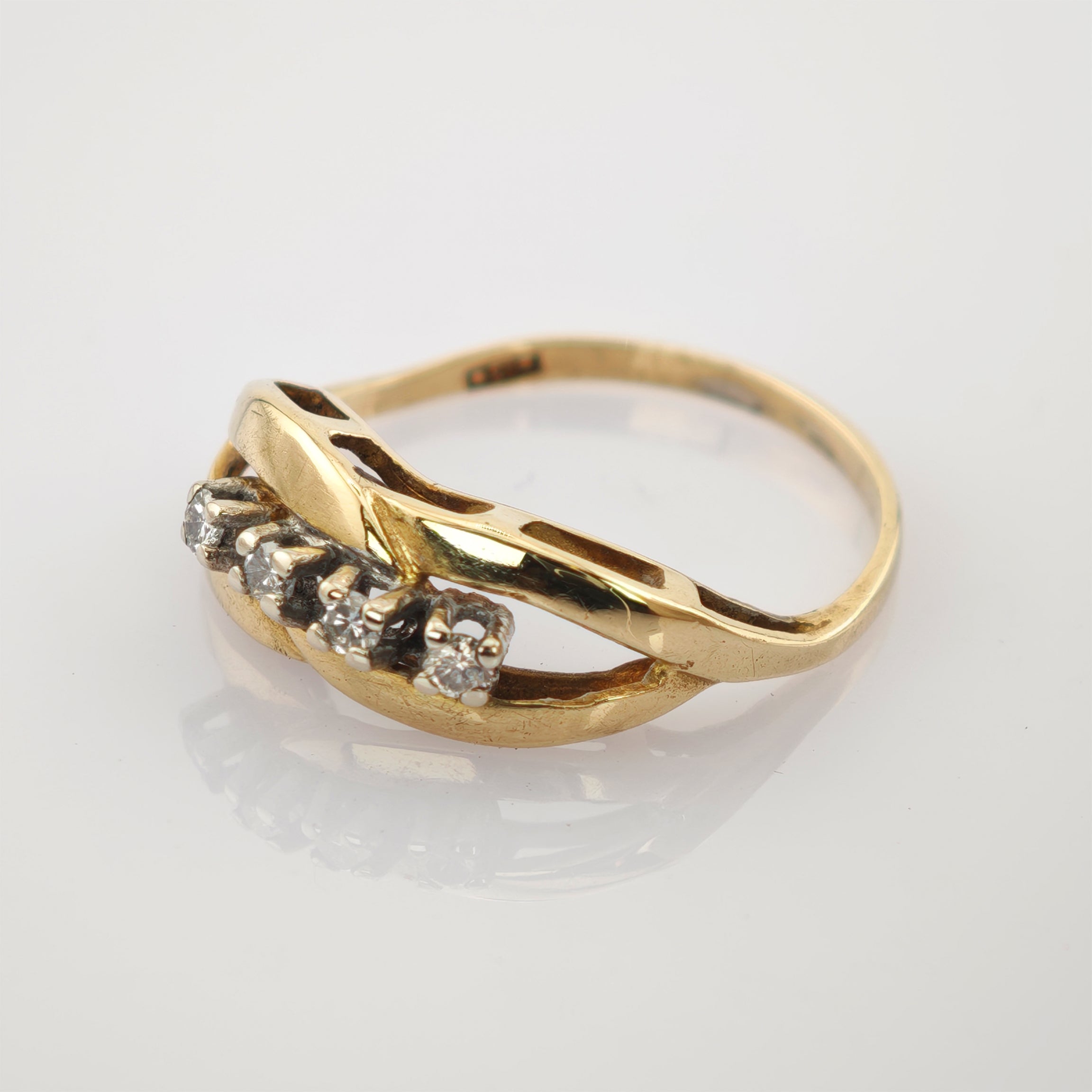 Eleganter Goldring mit verflochtenem Design und sechs kleinen Diamanten in einer Reihe auf hellem Goldring mit verschlungenem Design und sechs kleinen Diamanten in Fassette