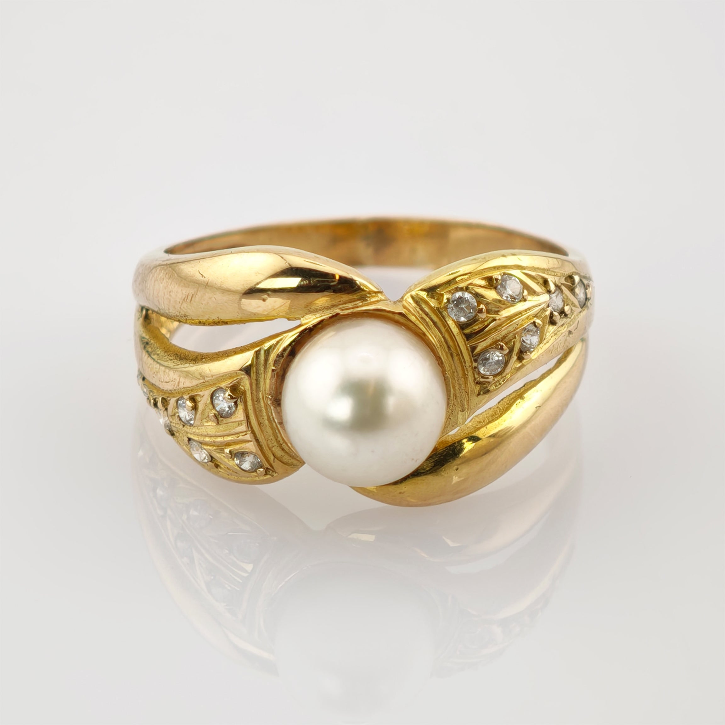 Goldring mit weißer Perle und Diamanten im blattförmigen Design