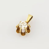 Kleiner goldener Anhänger mit rundem klaren Edelstein und blumenförmiger Krappenfassung