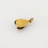 Kleiner goldener Anhänger mit unregelmäßiger Form und Befestigungsöse auf weißem Hintergrund.