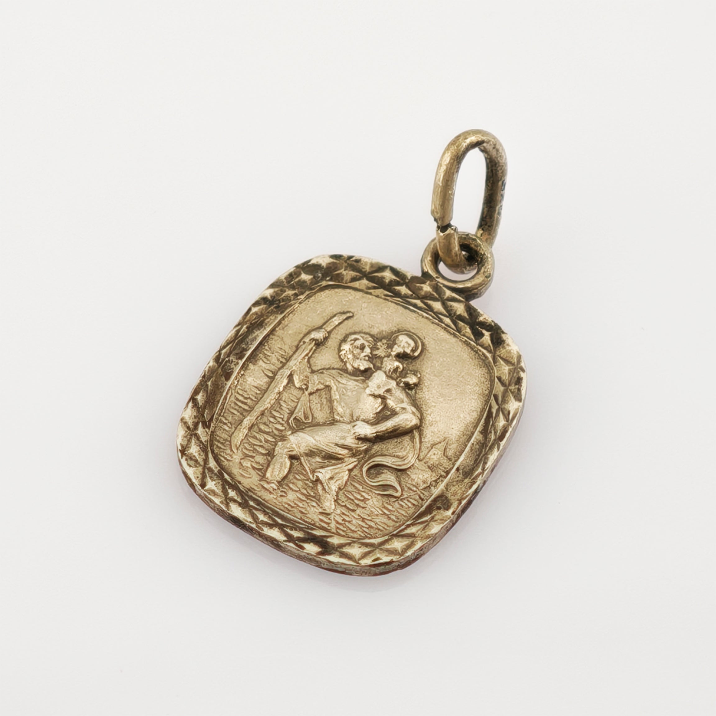 Kleiner Vintage-Anhänger aus Gold mit erhabenem Relief eines Heiligen mit Kind und Heiligenschein auf quadratischer Platte mit strukturierter Umrandung