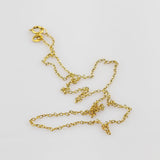 Lose Goldkette mit kleinen ovalen Gliedern auf weißem Hintergrund