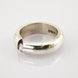 Massiver Silberring mit polierter Oberfläche und geteilter Öffnung, klarem diamantähnlichem Stein und F. Mirás Gravur innen.