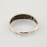 Metallring mit glatter Außenseite und gealterter Innenseite mit Gravur C 8 18