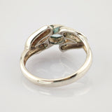 Metallring mit zwei Händen, die einen blauen Edelstein halten. Eleganter Vintage-Schmuck.