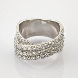 Moderner Silberring mit zwei Reihen funkelnder runder klarer Steine im Wellenmuster auf weißem Hintergrund