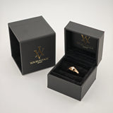 Offene schwarze Schmuckbox mit goldenem Ring und Diamant auf Samtkissen neben geschlossener Box von YOURVINTAGE.store