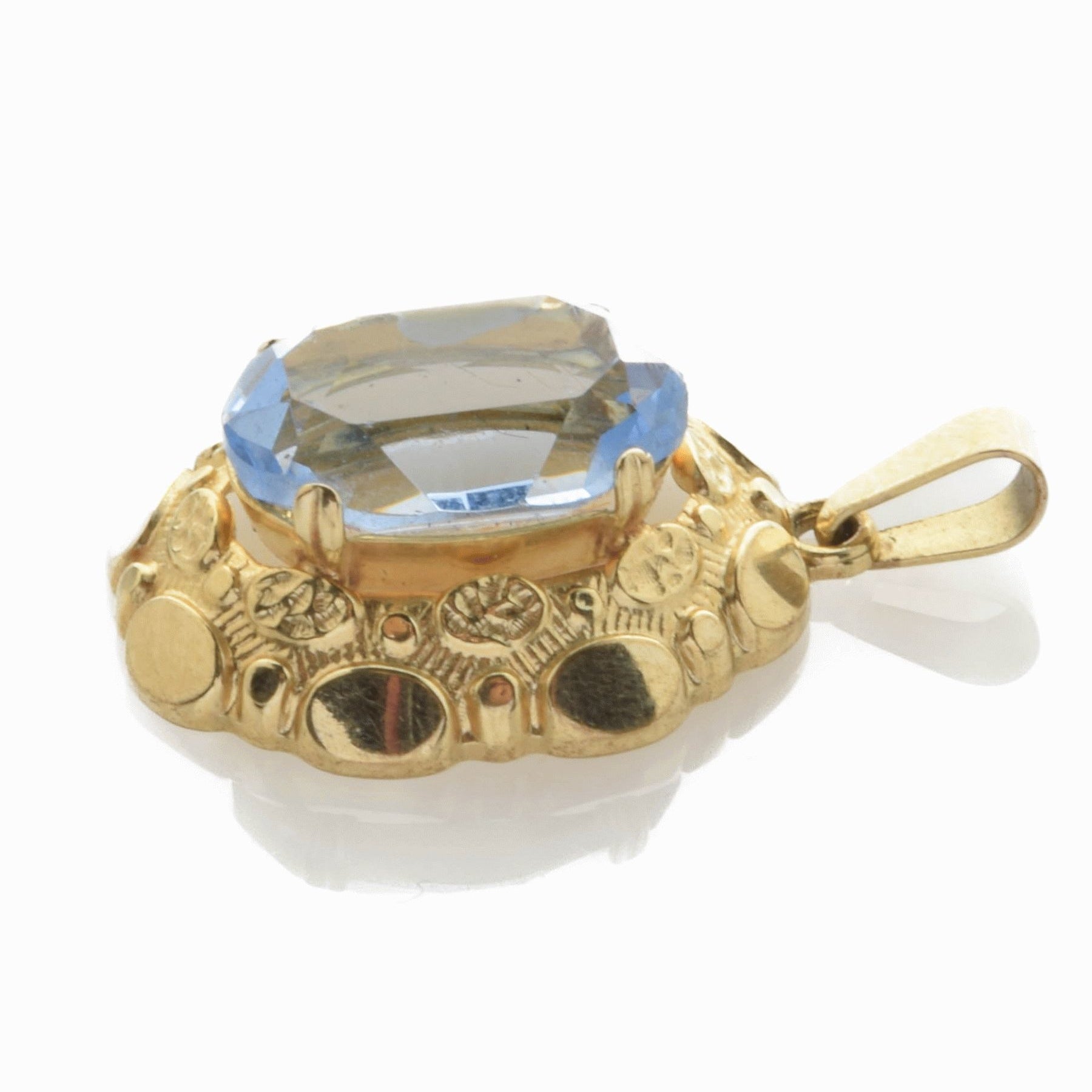 Ornater Goldanhänger mit ovalem blauem Edelstein und Vintage-Design.