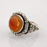 Ornater Silberring mit ovalem Orangenedelstein und dekorativen Gravuren im Vintage-Stil