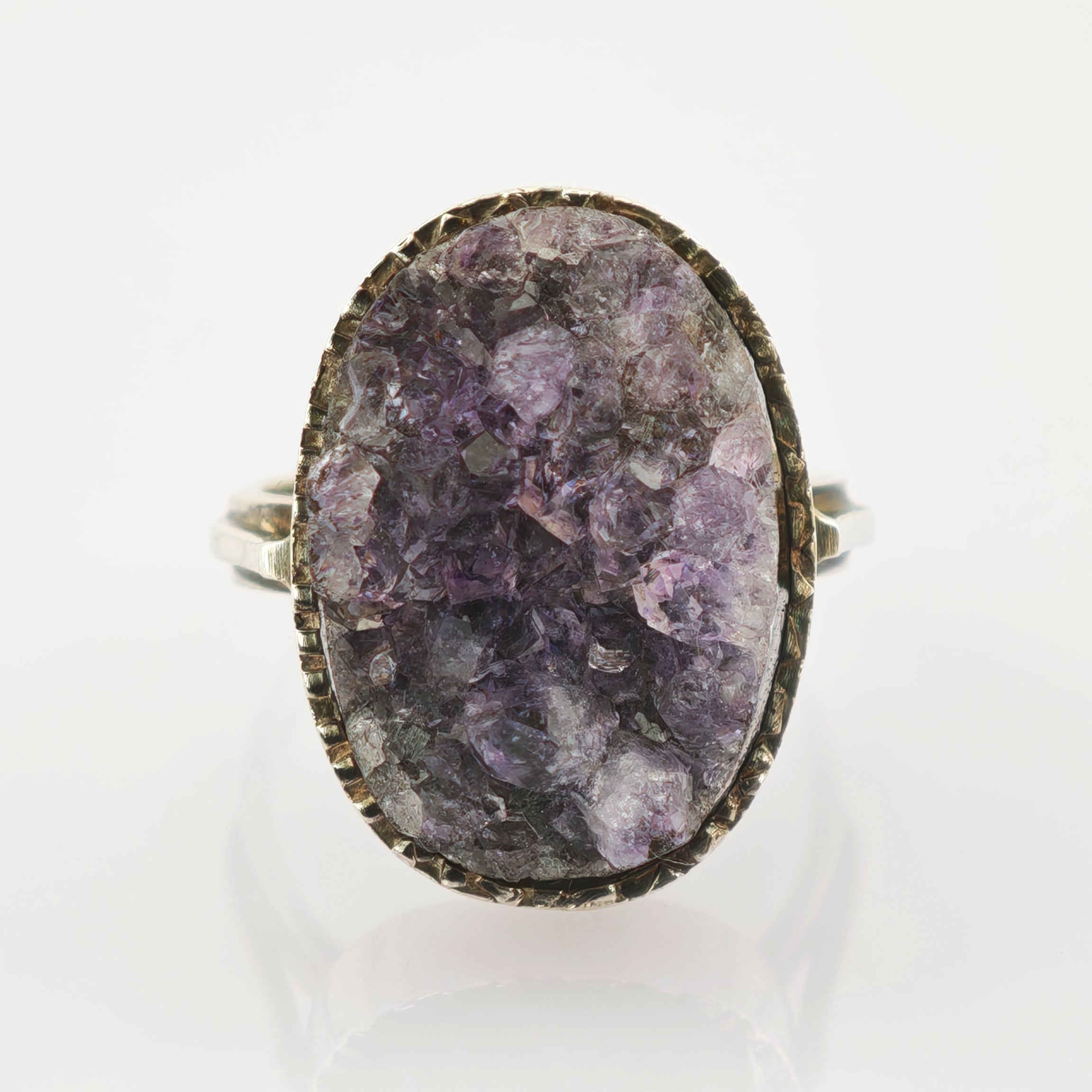 Ovaler Amethyst-Cluster-Ring in strukturierter goldfarbener Fassung mit teilweisem goldfarbenem Band