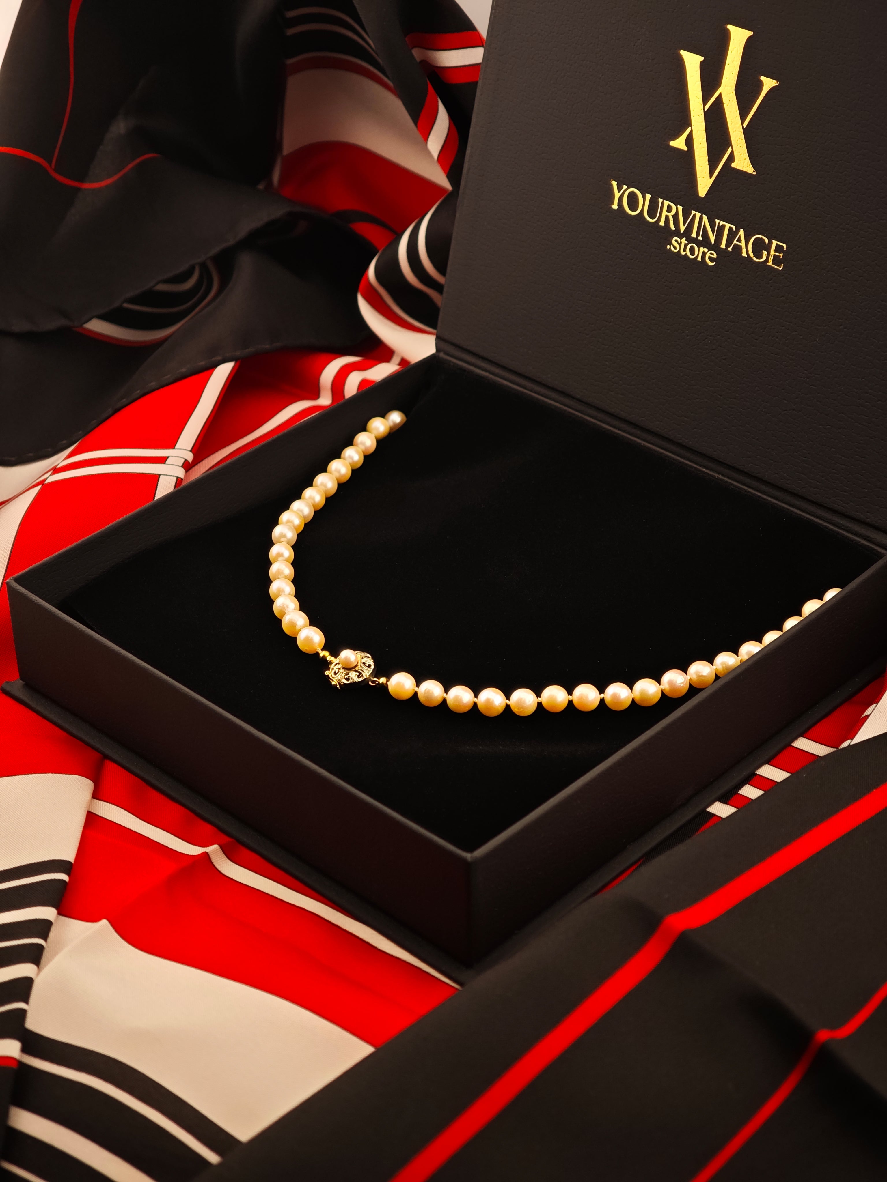 Elegante Perlenkette mit goldenem Verschluss in Schmuckbox mit YOURVINTAGE Logo und gemustertem Seidenschal