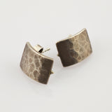 Quadratische Vintage-Ohrstecker mit gehämmerter Metalloberfläche in Silber und Bronze.