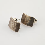 Quadratische Vintage-Ohrstecker mit gehämmerter Metalloberfläche in Silber und Bronze.