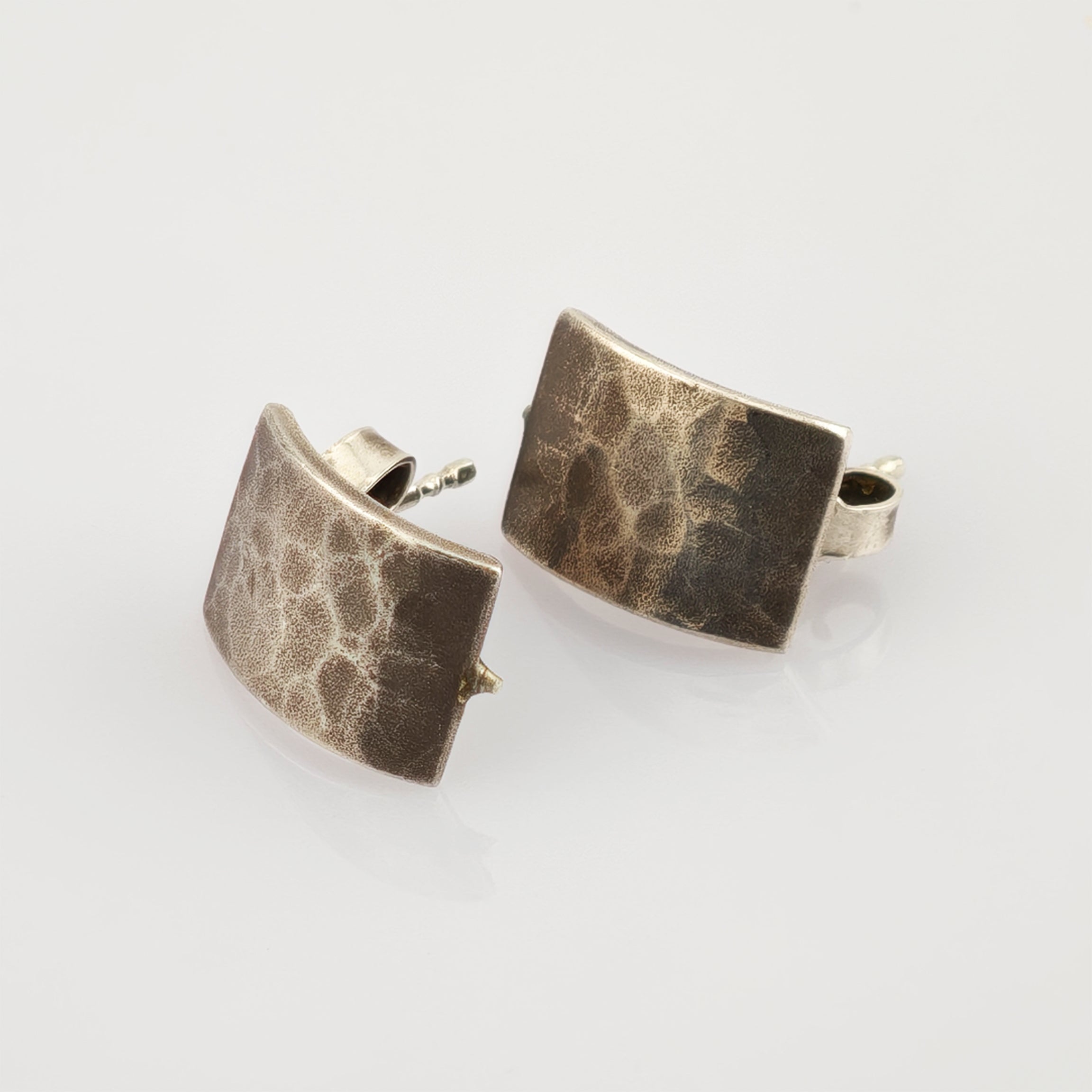 Quadratische Vintage-Ohrstecker mit gehämmerter Metalloberfläche in Silber und Bronze.
