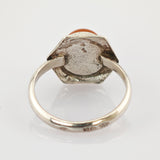 Rückansicht eines silbernen Rings mit achteckiger Fassung und teilweise sichtbarem roten Stein, innen Gravur 925 und M.