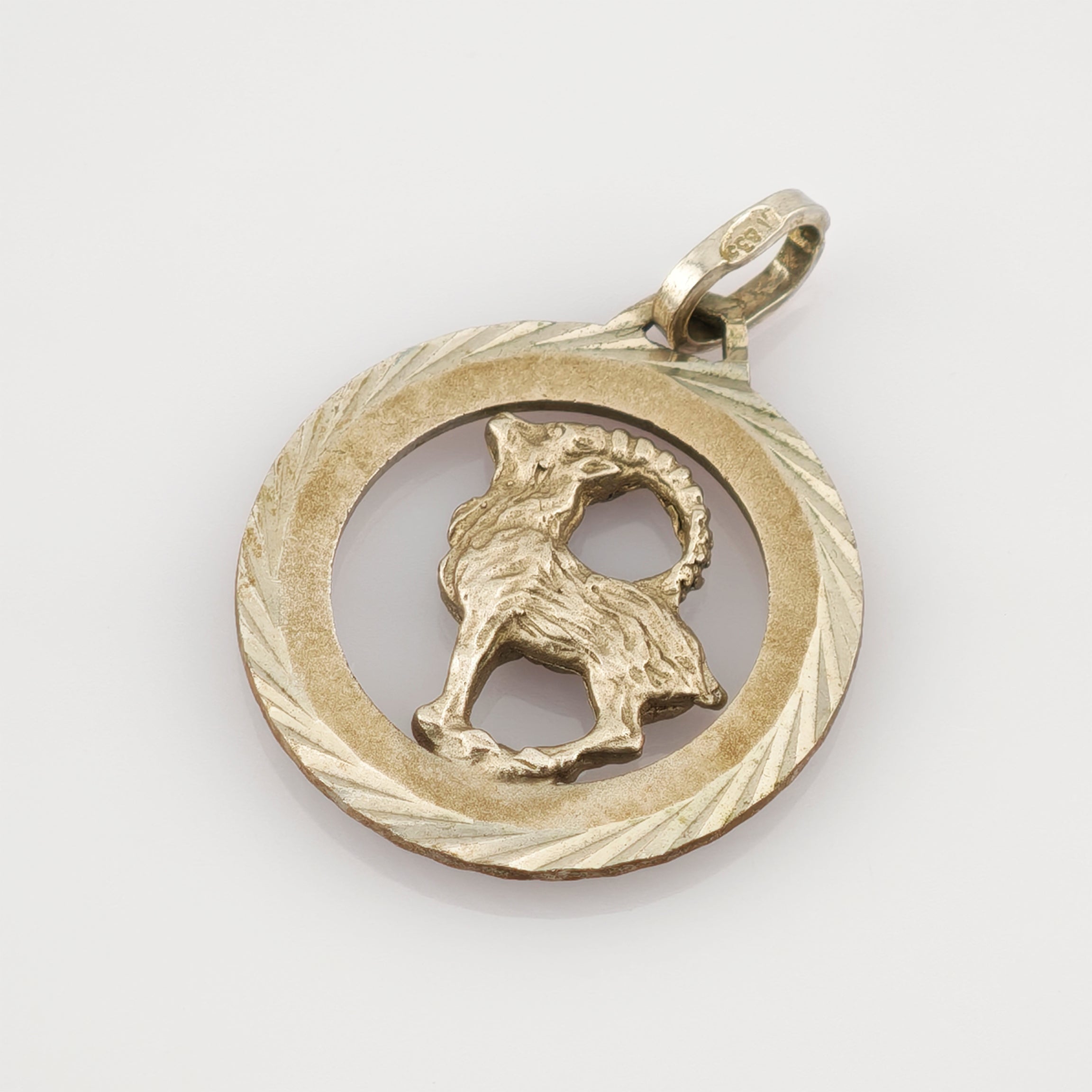 Rundanhänger aus goldfarbenem Metall mit Wolfsmotiv und Streifenmuster, Punze 835