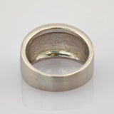 Schlichter Metallring mit strukturierter Innenseite und glatter Außenfläche auf weißem Hintergrund