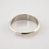 Schlichter Silberring mit glatter, polierter Oberfläche und 925-Punzierung auf weißem Hintergrund.