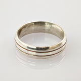 Schlichter Silberring mit zwei parallelen Rillen und leicht matter Oberfläche.