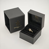 Schwarze Schmuckschachteln mit goldenem YOURVINTAGE.store-Schriftzug, eine offen mit goldfarbenem Ring auf schwarzem Samt.