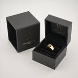 Schwarze Samt-Ringbox mit goldenem Ring und kleinem Edelstein, goldenes Monogramm, Schriftzug YOURVINTAGE Store.
