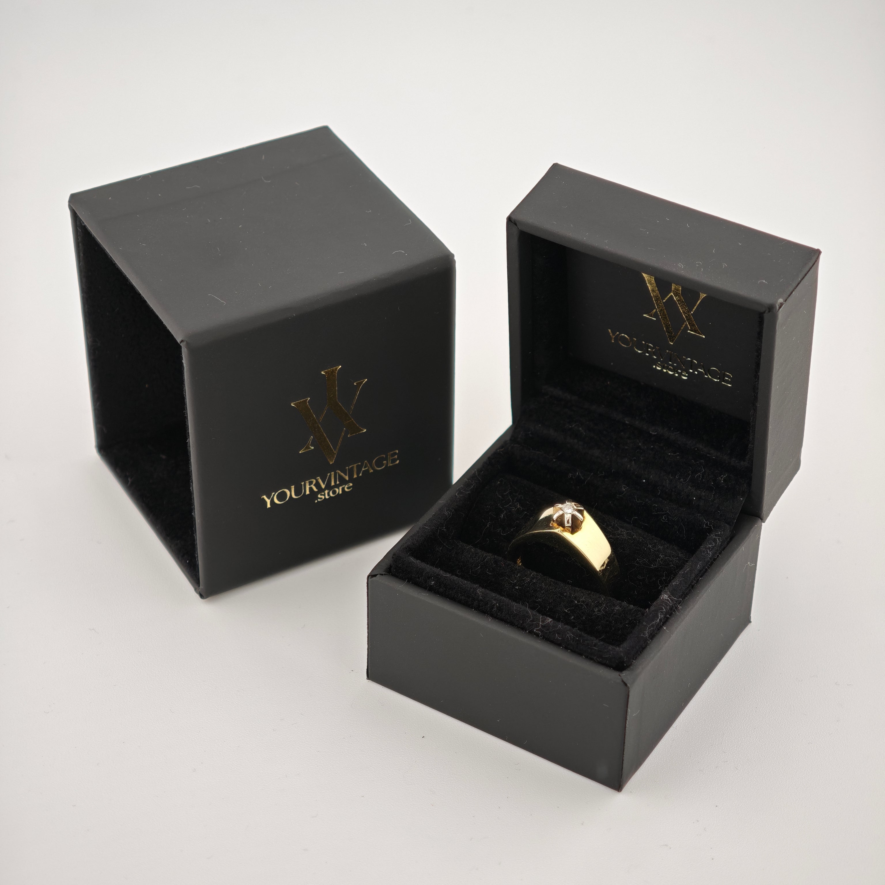 Schwarze Samt-Ringbox mit goldenem Ring und kleinem Edelstein, goldenes Monogramm, Schriftzug YOURVINTAGE Store.