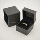 Schwarze Schmuckbox mit abgenommenem Deckel, Samtfutter zeigt goldenen gehämmerten Ring, Marke YOURVINTAGE.store.