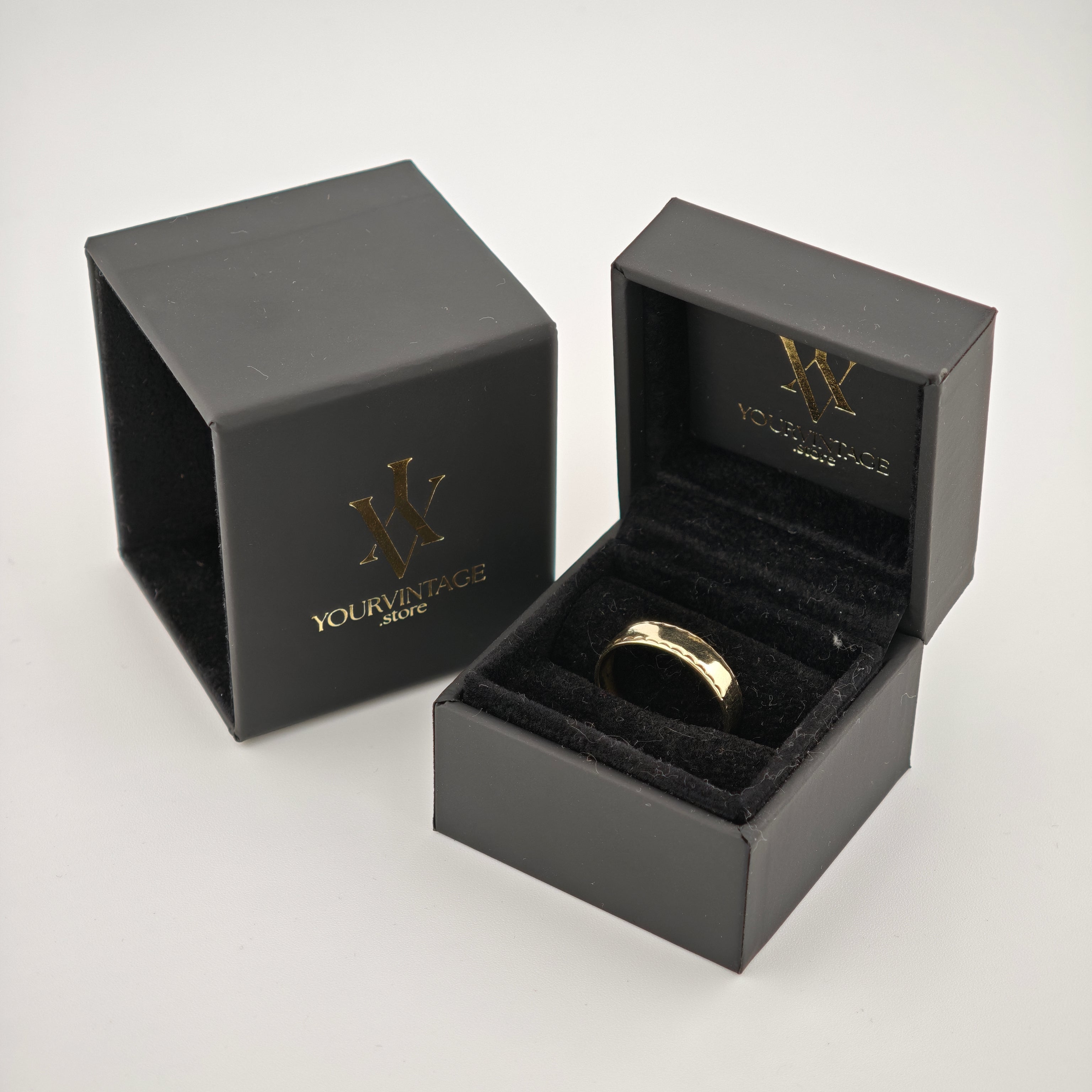 Schwarze Schmuckbox mit abgenommenem Deckel, Samtfutter zeigt goldenen gehämmerten Ring, Marke YOURVINTAGE.store.