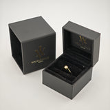 Schwarze Schmucketuis mit goldenem YOURVINTAGE Logo. Ein Etui offen mit Goldring und Diamant auf schwarzem Samtkissen.