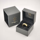Offene schwarze Schmuckschachtel mit goldenem Ring und „YOURVINTAGE.store“ Schriftzug