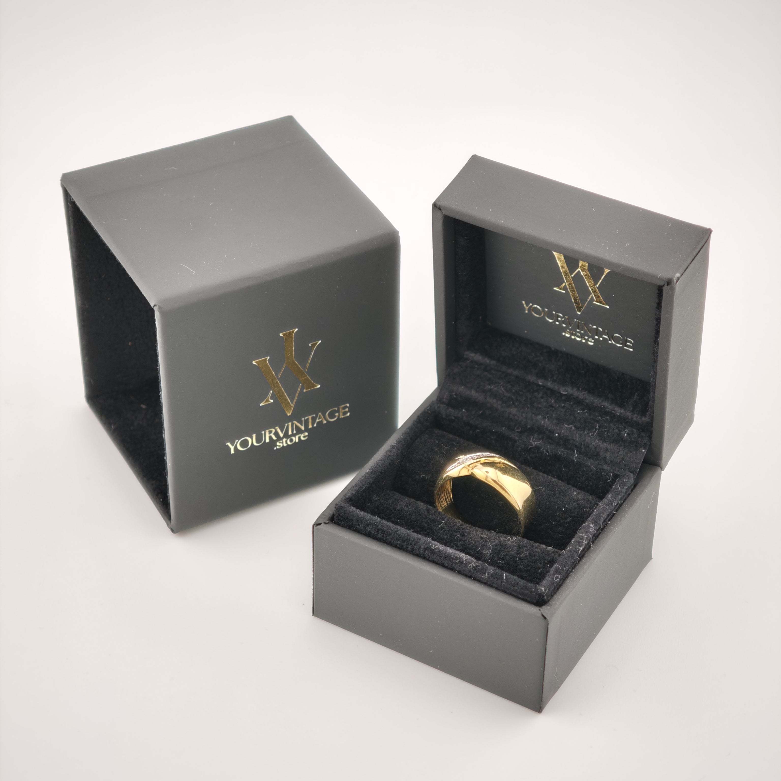 Offene schwarze Schmuckschachtel mit goldenem Ring und „YOURVINTAGE.store“ Schriftzug