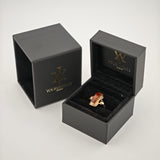 Offene schwarze Schmuckschachtel mit goldfarbenem Ring und bernsteinfarbenem Stein, Markenprägung YOURVINTAGE.store