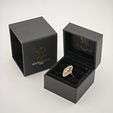 Schwarze Schmuckschatulle mit goldenem YOURVINTAGE.store Logo, offene Box zeigt silbernen Ring mit drei Steinen