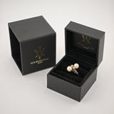Schwarze Schmuckschatulle mit silbernem Ring, zwei Perlen und Diamanten, goldfarbenes Logo W YOURVINTAGE.store