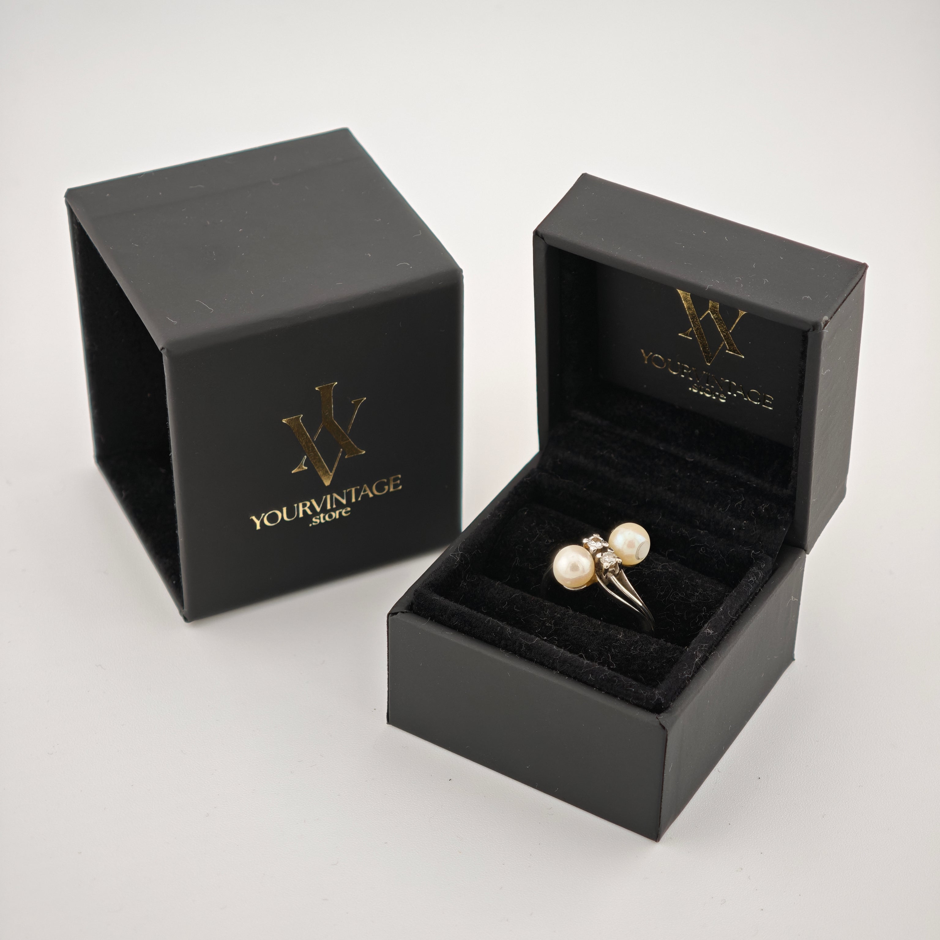 Schwarze Schmuckschatulle mit silbernem Ring, zwei Perlen und Diamanten, goldfarbenes Logo W YOURVINTAGE.store