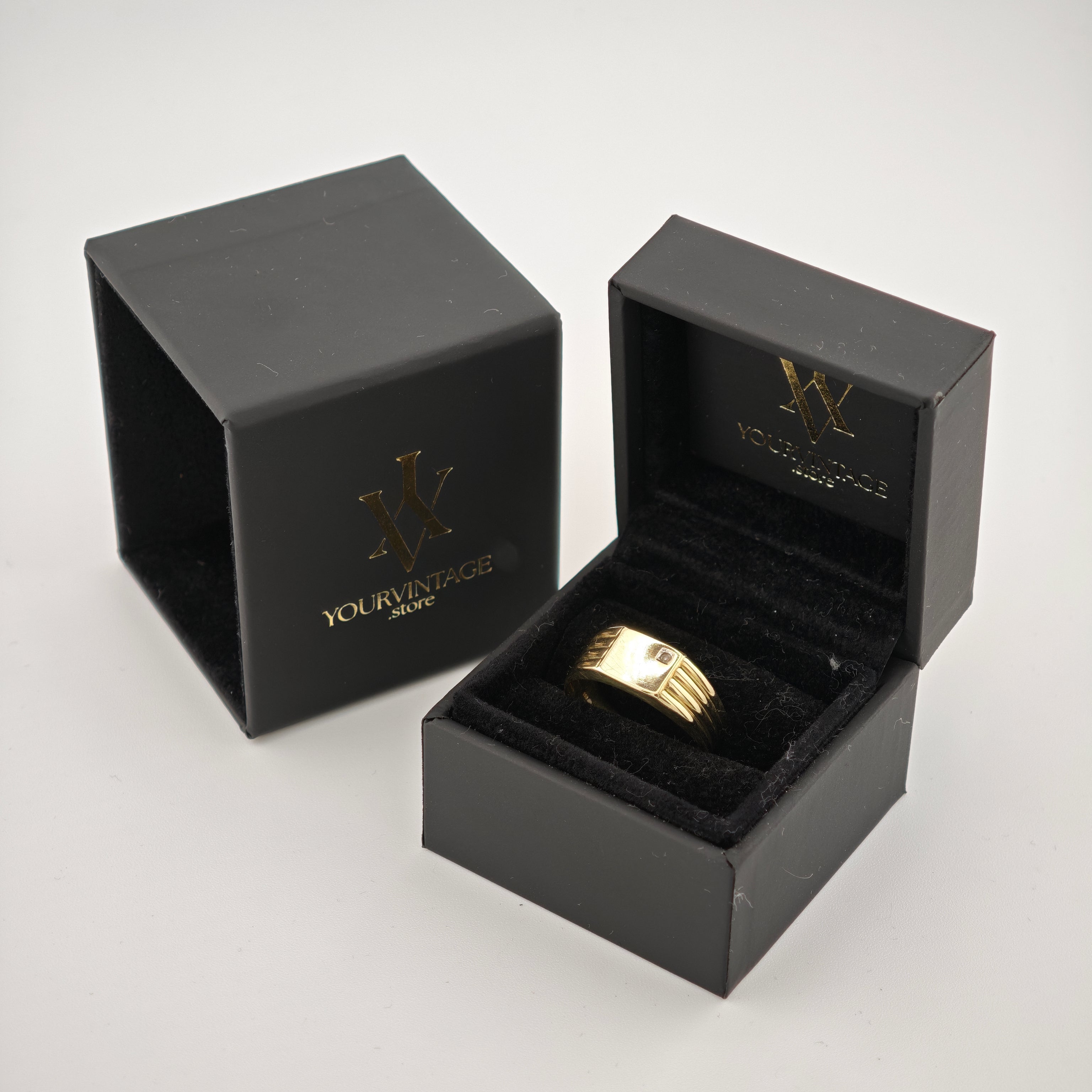 Schwarzes Schmucketui mit goldenem Ring und Schriftzug YOURVINTAGE.store.