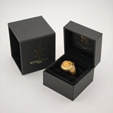 Schwarzes Schmuckkästchen mit goldgeprägtem Logo von YOURVINTAGE.store, eines offen mit Vintage-Goldring auf schwarzem Samt.